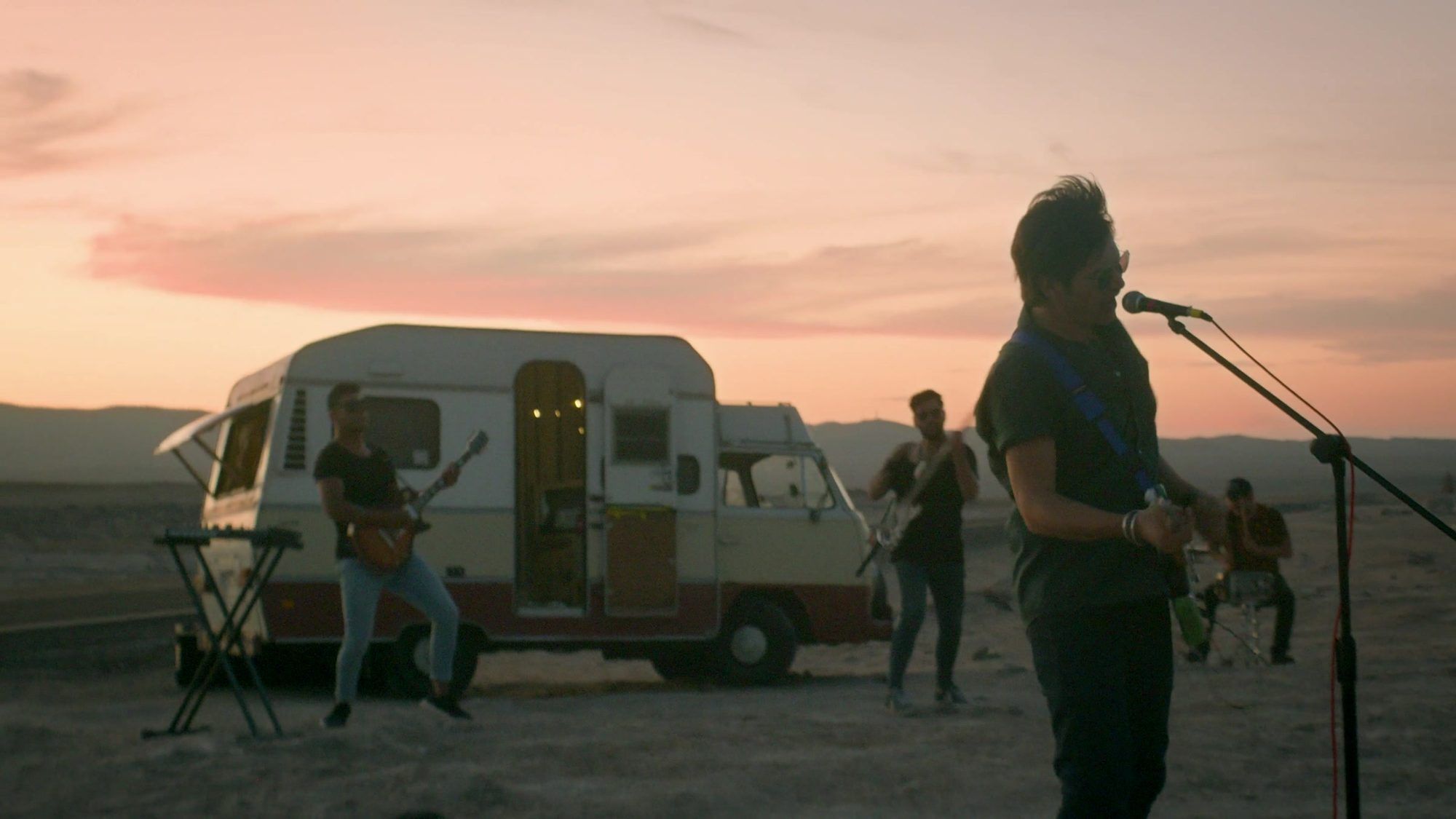 Alusiva tocando junto a su casa rodante en el desierto