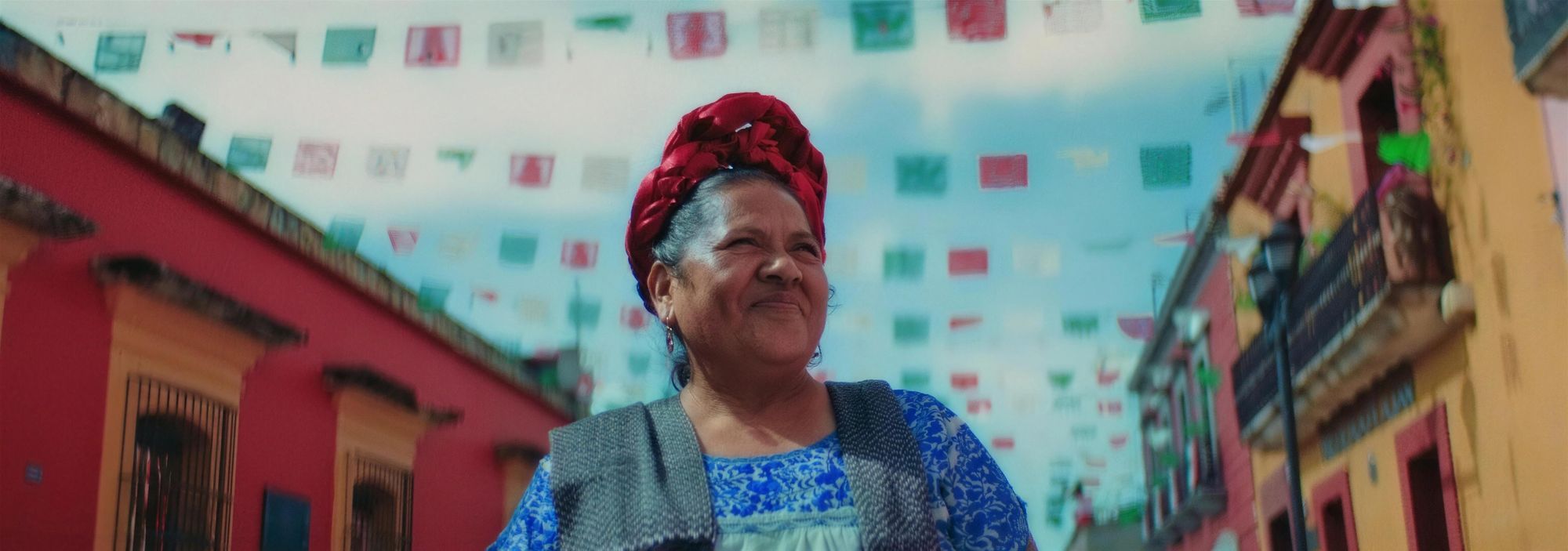 Abigail Mendoza en una calle de Oaxaca, Coppel 80 años